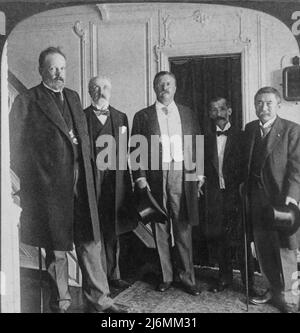 Président Roosevelt et envoyés de Mikado et du tsar sur le Mayflower. Roosevelt, le comte Sergei Witte et le baron Jutaro Komura, avec d'autres. 1905 Banque D'Images