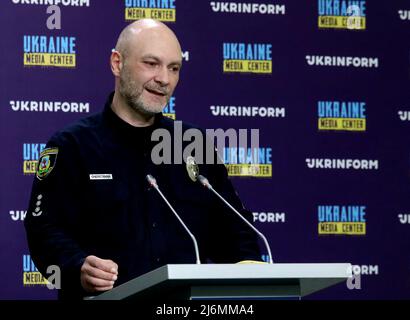 Non exclusif: KIEV, UKRAINE - 02 MAI 2022 - le chef adjoint de la Direction de la police nationale dans la région de Kiev Maksym Ochreetyanyi est photographié au cours d'un b b Banque D'Images