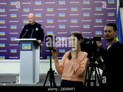 Non exclusif: KIEV, UKRAINE - 02 MAI 2022 - le chef adjoint de la Direction de la police nationale dans la région de Kiev Maksym Ochreetyanyi est photographié au cours d'un b b Banque D'Images