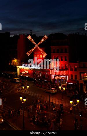 Vue générale extérieure du cabaret du Moulin Rouge à Paris, le 9 août 2021. Conçue pour ramener les clients dans le temps à la fin du 19th siècle, la salle isolée à l'intérieur du moulin à vent a été transformée en un boudoir inspiré de la Belle époque, rappelant l'époque du cabaret. Il n'a jamais été ouvert au public avant, donc vous devrez être rapide si vous voulez réserver votre séjour. Les trois invités chanceux bénéficieront d'un accès sur les coulisses au théâtre, d'un repas français traditionnel de trois plats, des meilleures places pour le spectacle Feerie du Moulin Rouge et d'un séjour d'une nuit à l'intérieur du célèbre moulin à vent. Le Banque D'Images