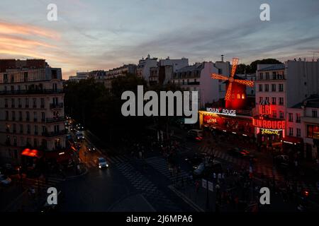Vue générale extérieure du cabaret du Moulin Rouge à Paris, le 9 août 2021. Conçue pour ramener les clients dans le temps à la fin du 19th siècle, la salle isolée à l'intérieur du moulin à vent a été transformée en un boudoir inspiré de la Belle époque, rappelant l'époque du cabaret. Il n'a jamais été ouvert au public avant, donc vous devrez être rapide si vous voulez réserver votre séjour. Les trois invités chanceux bénéficieront d'un accès sur les coulisses au théâtre, d'un repas français traditionnel de trois plats, des meilleures places pour le spectacle Feerie du Moulin Rouge et d'un séjour d'une nuit à l'intérieur du célèbre moulin à vent. Le Banque D'Images