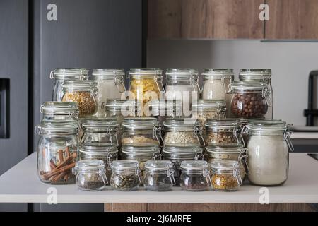 Variété d'aliments secs, de grains, de noix, de céréales dans des pots en verre. Banque D'Images