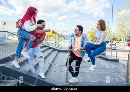deux couples se saluant dans la rue Banque D'Images