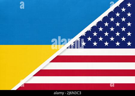 Ukraine et Etats-Unis d'Amérique ou Etats-Unis, symbole du pays. Drapeaux nationaux ukrainien contre américain. Relation et partenariat entre deux pays Banque D'Images