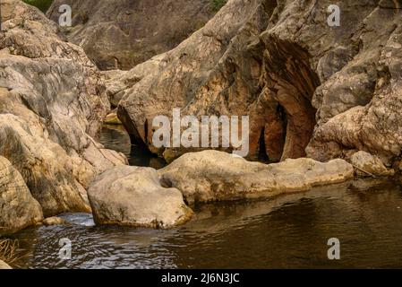 Estret de la Fontcalda gorge et le fleuve Canaletes (Terra Alta, Tarragone, Catalogne, Espagne) ESP: Desfiladero de la Fontcalda y río Canaletes Banque D'Images