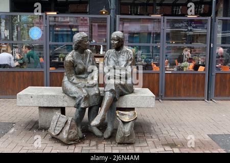 La statue du « lieu de réunion » de l'artiste Jackie McKenna, alias « le HAGS avec les sacs » situé sur la rue Liffey inférieure à Dublin, près du pont Ha'penny. Banque D'Images