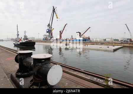 2022-05-03 08:27:27 ROTTERDAM - les remorqueurs naviguent un des deux éléments de tunnel du quai de construction de Damen Verolme. Les sections de tunnel d'environ 200 mètres de longueur formeront le tunnel Maasdelta qui reliera Vlaardingen à Rozenburg dans le cadre de la liaison Blankenburg. ANP bas CZERWINSKIA pays-bas OUT - belgique OUT Banque D'Images