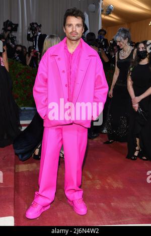 Sebastian Stan marchant sur le tapis rouge au gala 2022 du