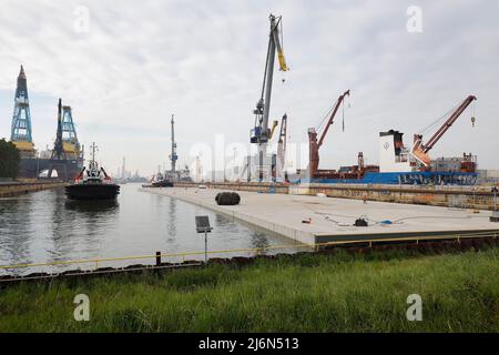 2022-05-03 08:19:31 ROTTERDAM - les remorqueurs naviguent un des deux éléments de tunnel du quai de construction de Damen Verolme. Les sections de tunnel d'environ 200 mètres de longueur formeront le tunnel Maasdelta qui reliera Vlaardingen à Rozenburg dans le cadre de la liaison Blankenburg. ANP bas CZERWINSKIA pays-bas OUT - belgique OUT Banque D'Images