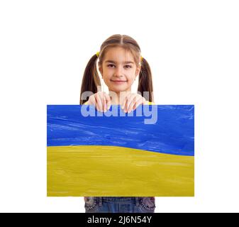 Fille portant un drapeau bleu et jaune ukrainien Banque D'Images