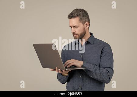 Démarrez rapidement.Homme barbu travaille sur un ordinateur portable.Démarrage du commerce électronique.E-business.Société de démarrage Banque D'Images