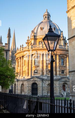 Lampe de rue devant la caméra Radcliffe au lever du soleil. Oxford, Oxfordshire, Angleterre Banque D'Images