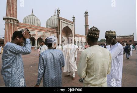 Les hommes musulmans posent pour des photographies après avoir offert des prières spéciales d'Eid al-Fitr à Jama Masjid dans les vieux quartiers. Les musulmans du monde entier célèbrent Eid al-Fitr, marquant la fin du Saint mois de jeûne du Ramadan. Banque D'Images