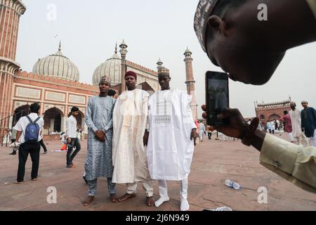 Les hommes musulmans posent pour des photographies après avoir offert des prières spéciales d'Eid al-Fitr à Jama Masjid dans les vieux quartiers. Les musulmans du monde entier célèbrent Eid al-Fitr, marquant la fin du Saint mois de jeûne du Ramadan. (Photo de Naveen Sharma / SOPA Images / Sipa USA) Banque D'Images