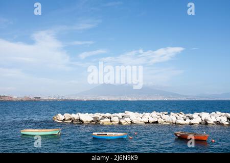 Bateaux de pêche dans la baie de Naples en direction de Lungomare di Napoli Mont Vésuve Naples Italie Banque D'Images