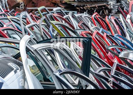 portes de voiture de différentes couleurs dans un jardin de voitures Banque D'Images