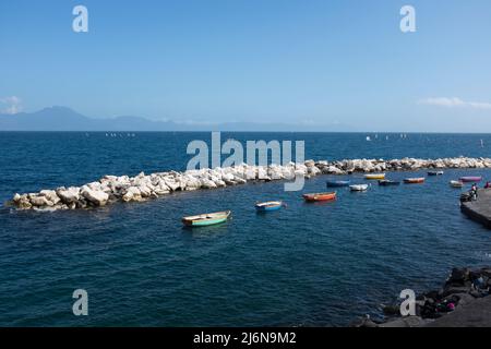 Bateaux de pêche dans la baie de Naples en direction de Lungomare di Napoli Mont Vésuve Naples Italie Banque D'Images