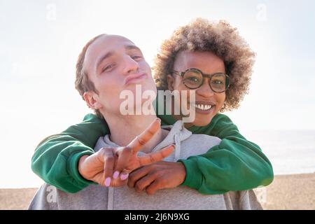 portrait regardant la caméra d'un couple heureux amusant de la femme latine et de l'homme caucasien, concept d'amitié et de relation de couple Banque D'Images