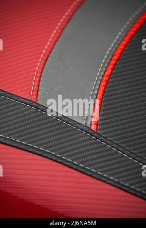 Voiture de sport moderne avec intérieur en cuir noir et rouge. Fait partie des sièges d'auto en cuir avec coutures blanches. Banque D'Images
