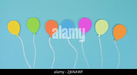 Ballons colorés sur fond bleu, carte de vœux d'anniversaire pour enfants, fêtes joyeuses, espace de texte Banque D'Images