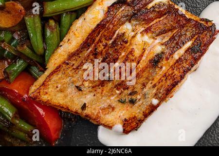 Pavé de saumon grillé avec des légumes Banque D'Images