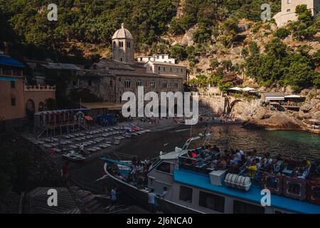 SAN FRUTTUOSO, ITALIE - JUILLET 2021 : ancien monastère sur la côte de la Ligurie. Près de Portofino Banque D'Images