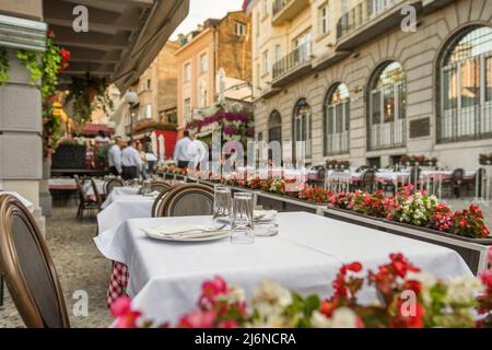 Restaurant extérieur confortable dans le centre-ville de Belgrade en été, Serbie Banque D'Images