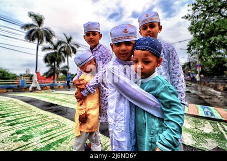 Kolkata, Inde. 03rd mai 2022. Les enfants musulmans échangent des salutations après avoir offert les prières d'Eid al-Fitr marquant la fin du Saint mois de jeûne du Ramadan. EID al-Fitr est un festival musulman du bonheur célébré partout dans le monde, marquant la fin du mois Saint du Ramadan. Crédit : SOPA Images Limited/Alamy Live News Banque D'Images