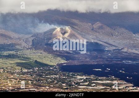 Dans le Foreground, le village d'El Paso, en arrière-plan Un cratère volcanique encore sans nom fumeur avec des dépôts de soufre et des flux de Magma noir. Pa. El Banque D'Images