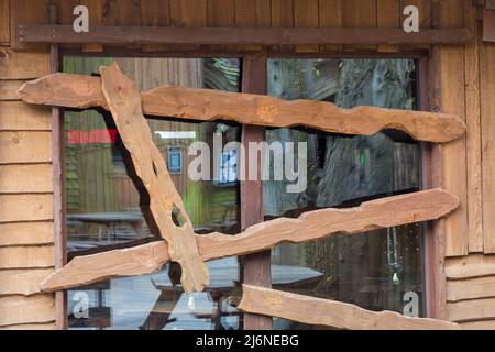 Gros plan avec réflexions à la fenêtre d'Alnwick Garden Tree House dans les jardins d'Alnwick à Alnwick, Northumberland, Royaume-Uni, en avril Banque D'Images