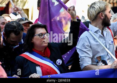 Un manifestant fait un geste pendant la démonstration. Des partisans de la France Insoumise (LFI) et de l'Union populaire ont participé à la manifestation annuelle du jour de mai (fête du travail), à Marseille. (Photo de Gerard Bottino / SOPA Images / Sipa USA) Banque D'Images