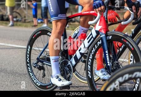 Mantes-la-Jolie, France - 20 septembre 2020 : détail d'un vélo de Trek à cheval pendant la dernière étape du Tour de France 2020. Banque D'Images