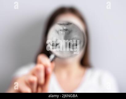 Perception de soi déformée ou concept d'image. Femme face inversée à la loupe. Les problèmes de psychologie et le sentiment pauvre et instable de qui vous êtes. Photo de haute qualité Banque D'Images