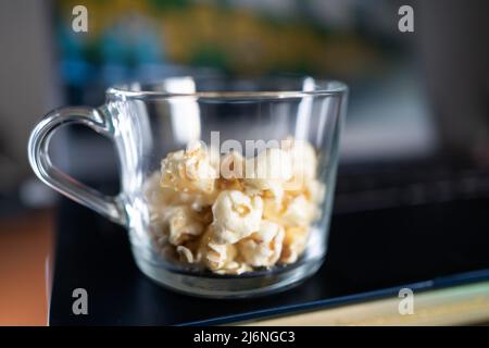 Pop-corn caramel dans une tasse en verre Banque D'Images