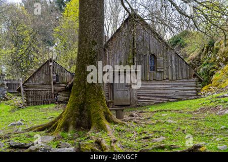 Ancienne cabane en bois, demeure d'une sorcière d'une légende en Europe de l'est Banque D'Images