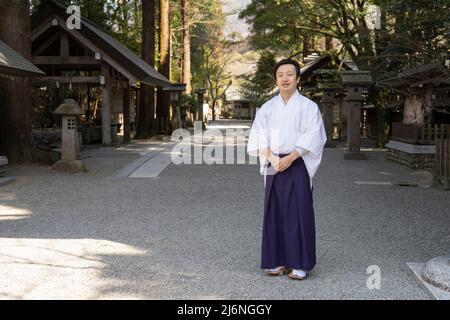 Dirigez le Priest Eishu Sato au Jinja Amanoiwato, Shinto Shrine, Takachiho, Kyushu, Japon Banque D'Images