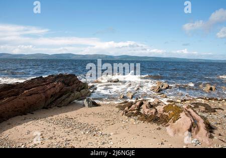 Plage de galets et petits affleurements rocheux de Machrie Bay, vue sur Kilbannan Sound Isle of Arran North Ayrshire Scotland Banque D'Images