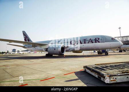 Varsovie, Pologne - 6 juillet 2021 : Qatar Airways 787 Dreamliner - Boeing dans un aéroport Banque D'Images