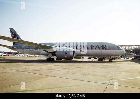 Varsovie, Pologne - 6 juillet 2021 : Qatar Airways 787 Dreamliner - Boeing dans un aéroport Banque D'Images