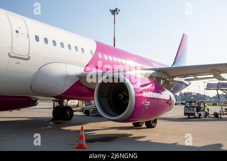 Varsovie, Pologne - 6 juillet 2021 : avion avec le logo Wizz Air à un aéroport. Banque D'Images