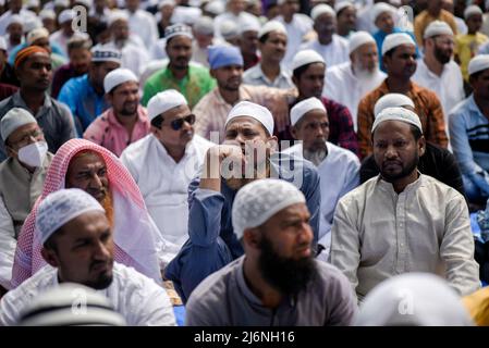 Guwahati, Assam, Inde. 03rd mai 2022. Le peuple musulman offre la prière à une Eidgah pour démarrer le festival Eid al-Fitr, qui marque la fin de leur Saint mois de jeûne du Ramadan, à Guwahati, Assam, Inde, le 03 mai 2022. Crédit : David Talukdar/Alay Live News Banque D'Images