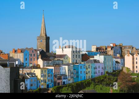 Propriété Pembrokeshire, vue sur les maisons colorées bordant Crackwell Street dans le quartier historique du port de Tenby, Pembrokeshire, pays de Galles Banque D'Images