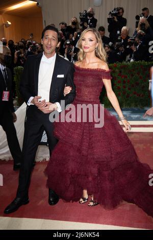 Adrien Brody et Georgina Chapman assistent au Gala met 2022 célébrant « en Amérique : une Anthologie de la mode » au Metropolitan Museum of Art le 02 mai 2022 à New York, États-Unis. Photo par DNphotographie/ABACAPRESS.COM Banque D'Images