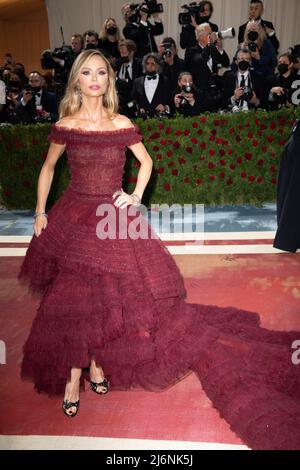 Georgina Chapman participe au gala met 2022 célébrant « en Amérique : une anthologie de la mode » au Metropolitan Museum of Art le 02 mai 2022 à New York, aux États-Unis. Photo par DNphotographie/ABACAPRESS.COM Banque D'Images