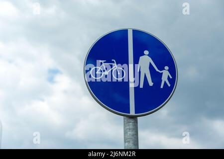 Panneau bleu pour la circulation piétonnière et cycliste uniquement et le ciel Banque D'Images