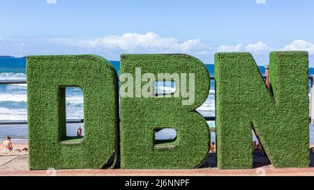 Durban vert astro signe DBN lettres sur la plage Umhlanga Rocks promenade le jour de l'été surplombant l'océan bleu jour de l'été. Banque D'Images