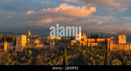 L'Alhambra est un palais et un complexe de forteresse situé à Grenade, Andalousie, Espagne. C'est l'un des monuments les plus célèbres de l'architecture islamique et Banque D'Images