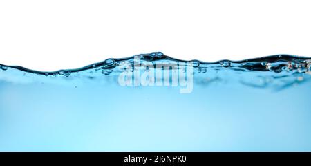 nettoyez la vague d'éclaboussures d'eau avec des bulles d'air sur fond blanc. fraîcheur et pureté. bannière Banque D'Images