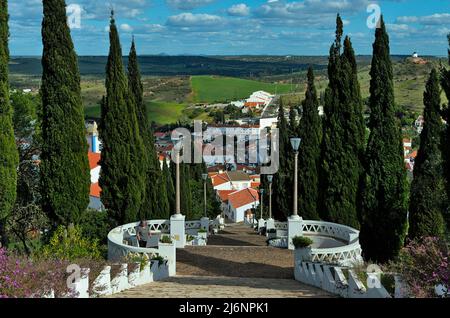 Vue sur les escaliers depuis le château jusqu'à Aljustitrel dans l'Alentejo, Portugal Banque D'Images
