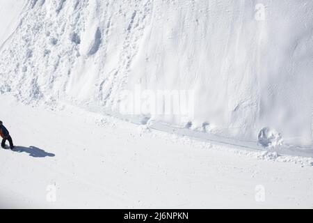 Station de ski de montagne. Vue sur la descente pour les skieurs. Lieu de repos en hiver. Le paysage est élevé en montagne. Temps ensoleillé en descente. Banque D'Images